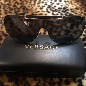 Stunning and Sexy Versace sunglasses 💯